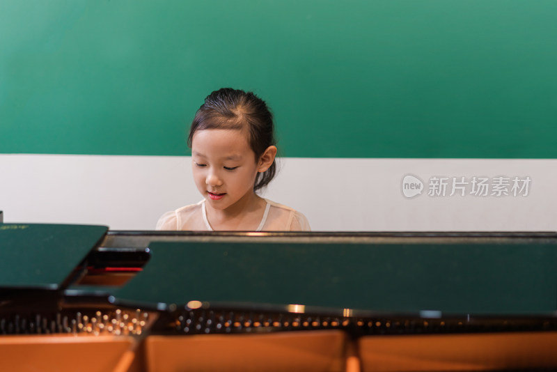 正在弹奏钢琴的中国女孩