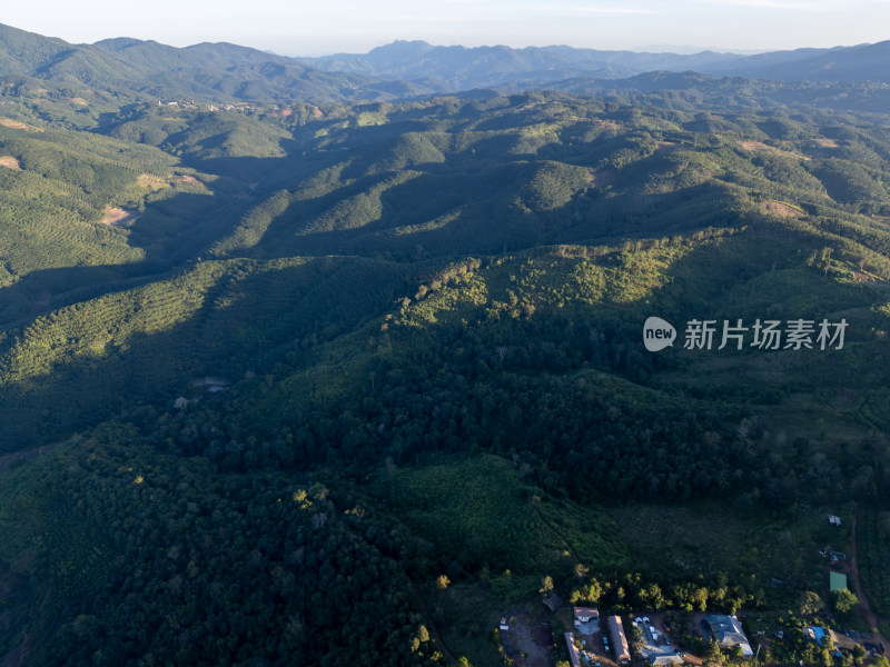 航拍层峦叠嶂的绿色山脉自然景观