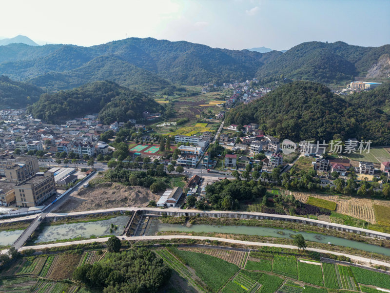 航拍蓝天白云下的青山河流村庄风光