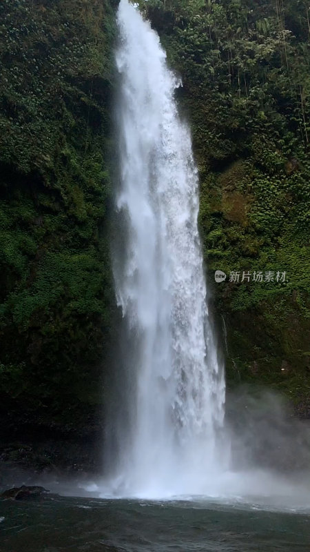 印尼热带雨林瀑布