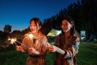 晚上在露营地放烟花