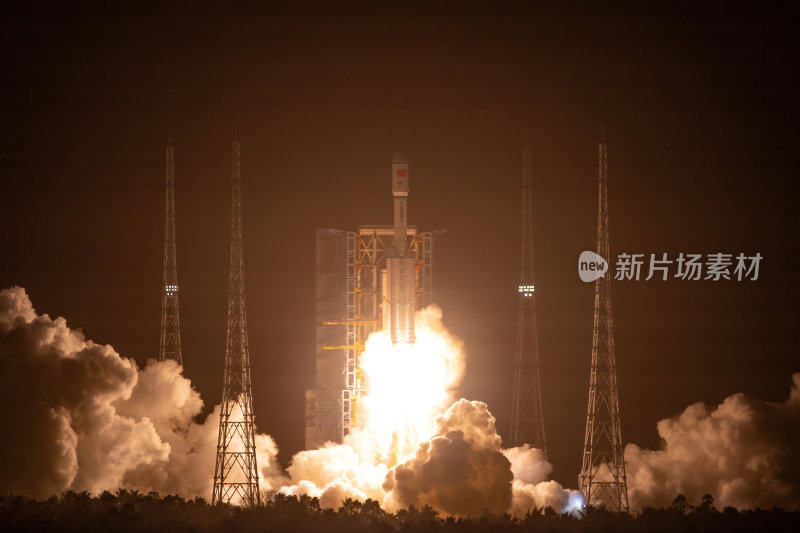 海南文昌火箭发射基地夜幕下火箭腾飞