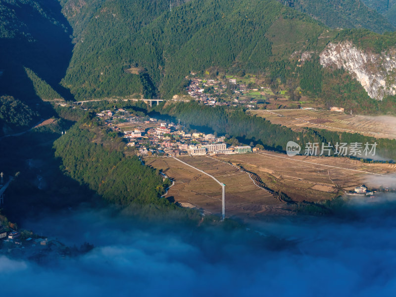 云南怒江傈僳族丙中洛人神共居秋色高空航拍