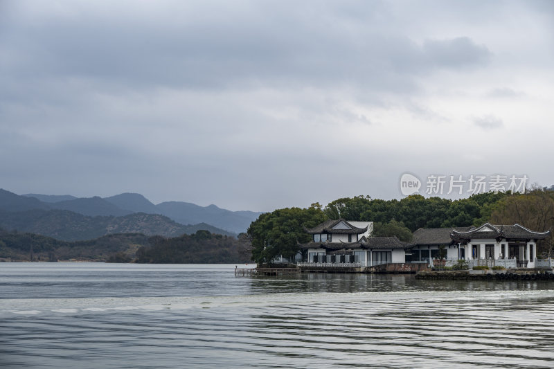 阴雨中的宁波东钱湖