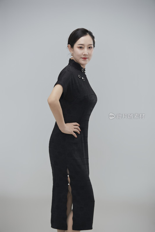 穿着中式旗袍的亚洲成年女性