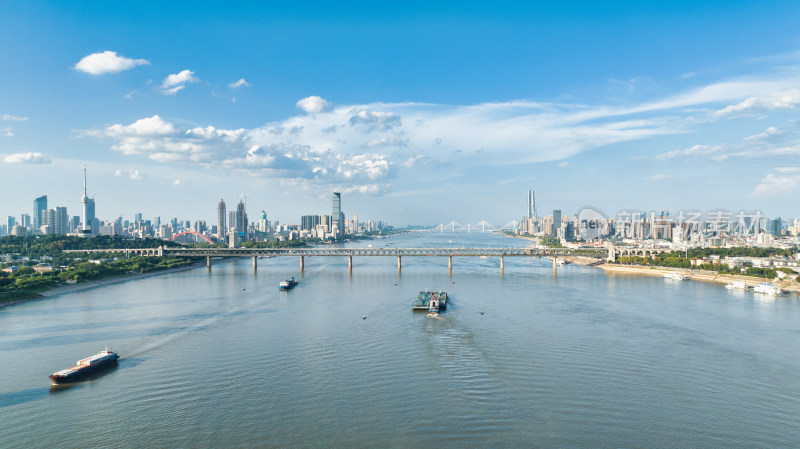 湖北武汉长江大桥与长江货轮