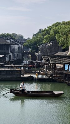 水上小船悠悠，古镇风光无限好