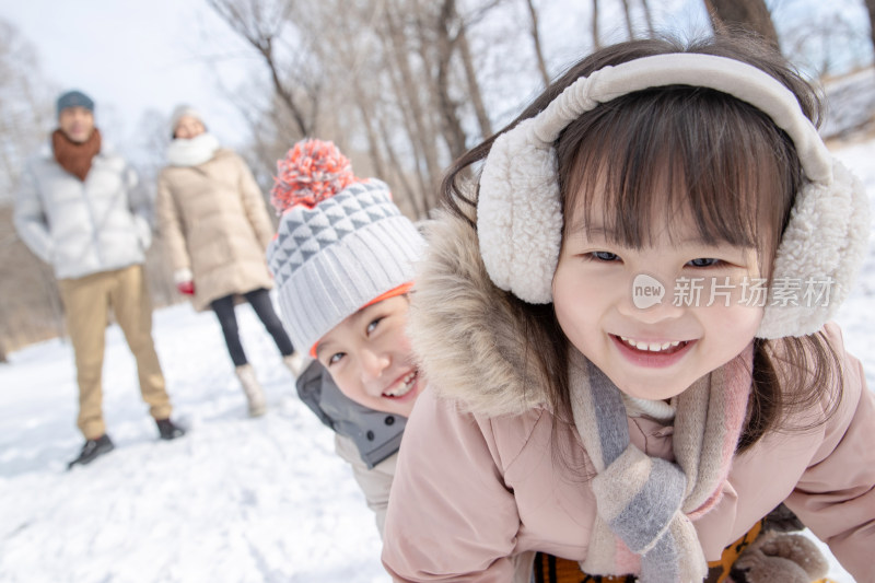 欢乐家庭在雪地上玩雪橇