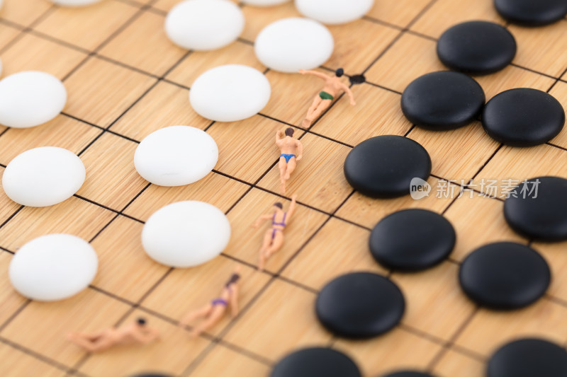 微缩创意棋盘上棋子间游泳