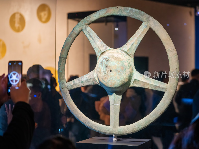 四川三星堆博物馆商青铜太阳形器展品
