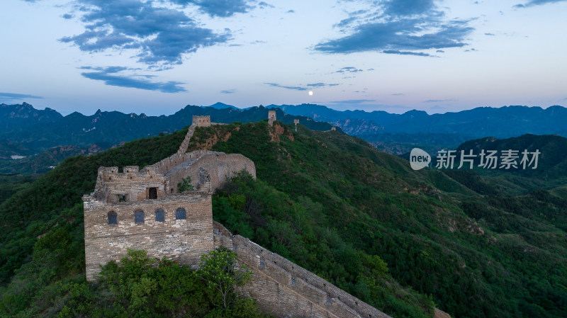 晚霞映衬下的中国古代长城壮美景观
