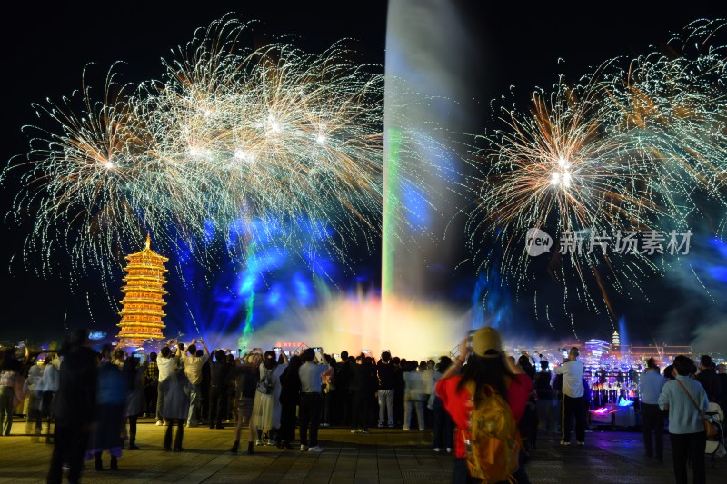 长沙铜官窑人群观赏烟花与塔楼夜景