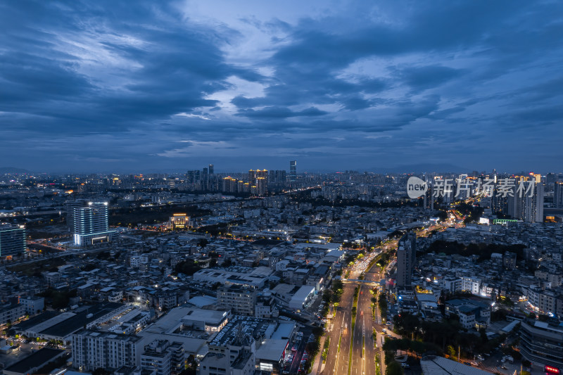 暮色下灯火辉煌的城市夜景鸟瞰图