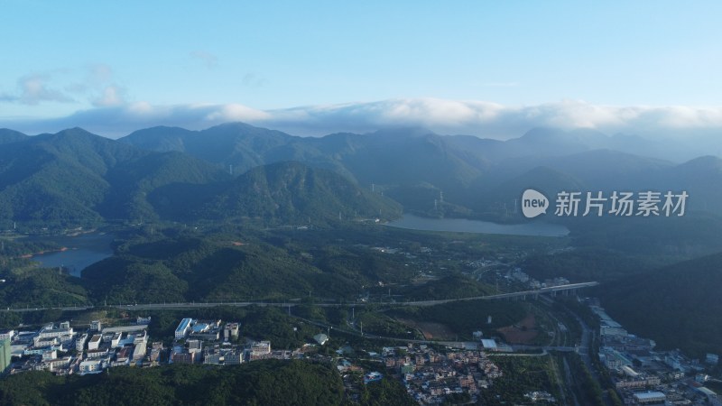 广东东莞：山峰之上云层密布