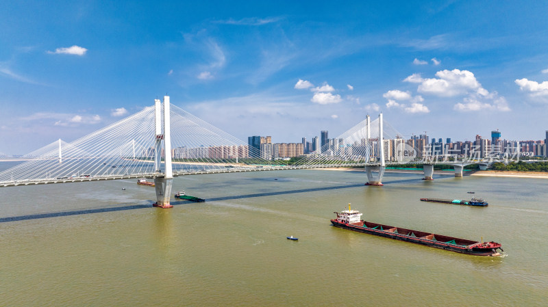 武汉长江二桥与航运船只