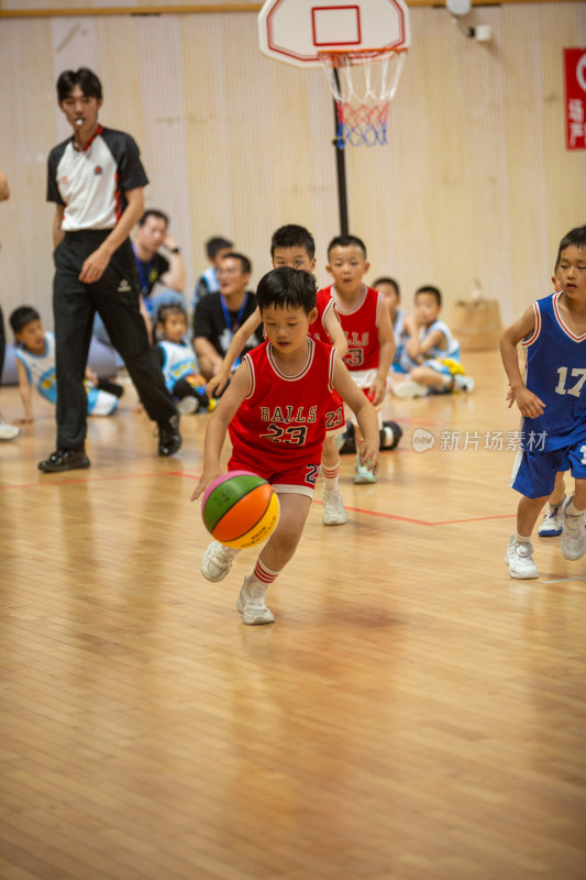 幼儿体育大会中的篮球对战