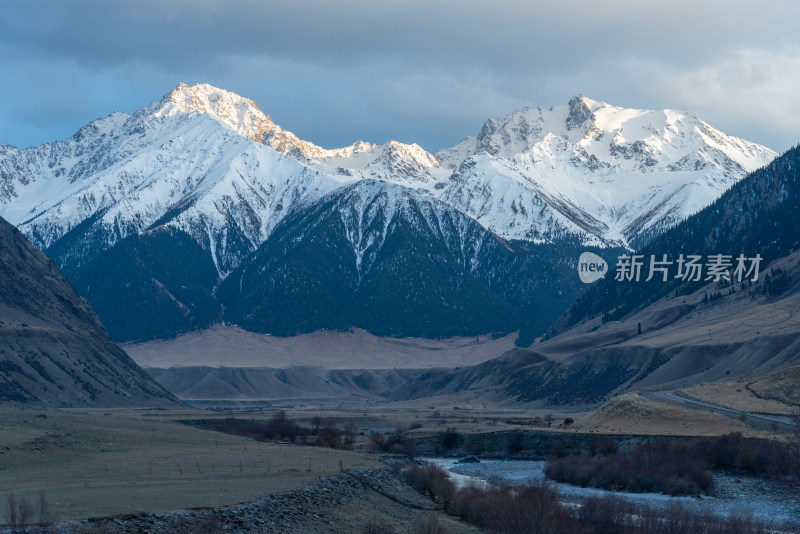 新疆天山雪山峡谷森林河流