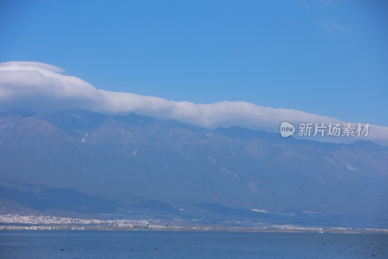 蓝天白云下的连绵山脉苍山洱海壮丽景象