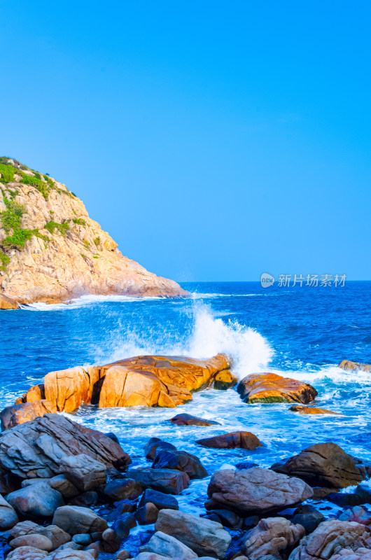 香港石澳海岸公园海浪拍打礁石