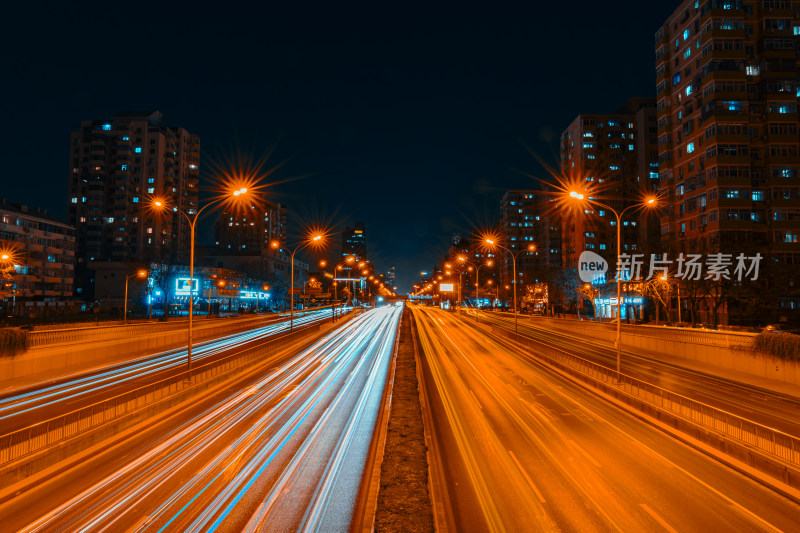 城市道路夜景车灯流光轨迹