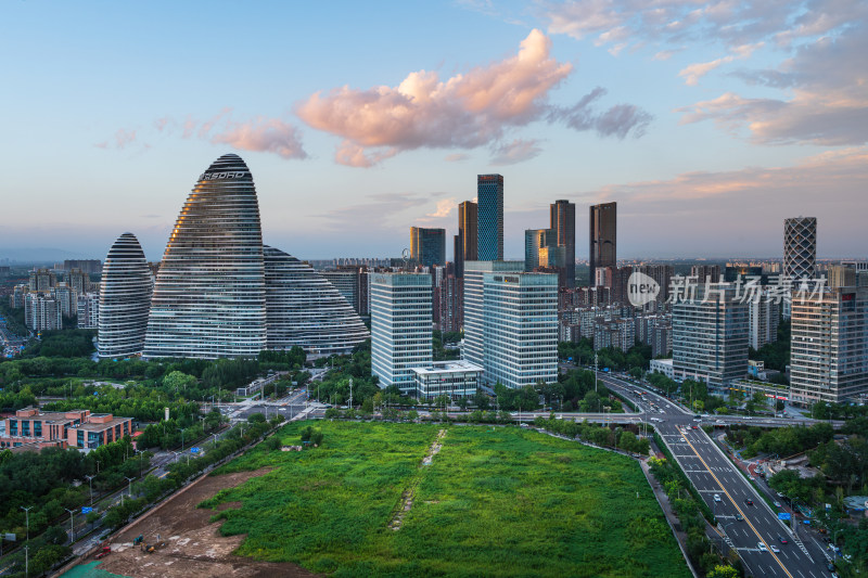 北京望京 SOHO流线型建筑的日落之美