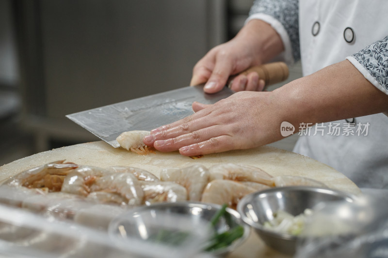 人与食物紧张忙碌的中餐厨房