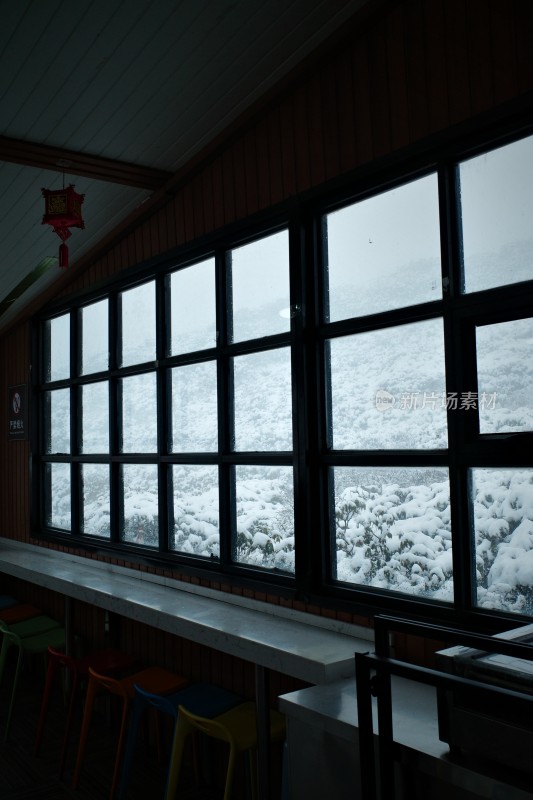 室内透过窗户看雪景