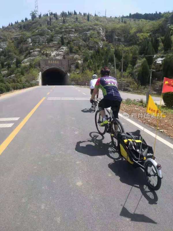 户外公路上的自行车骑行场景