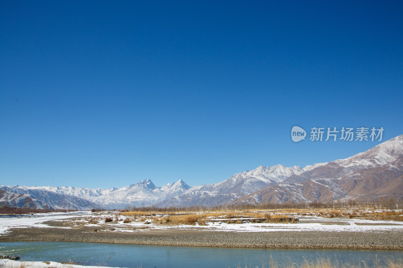 中国西藏冬季拉萨河雪景