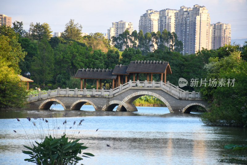 户外水边的石阶长廊和景观小乔