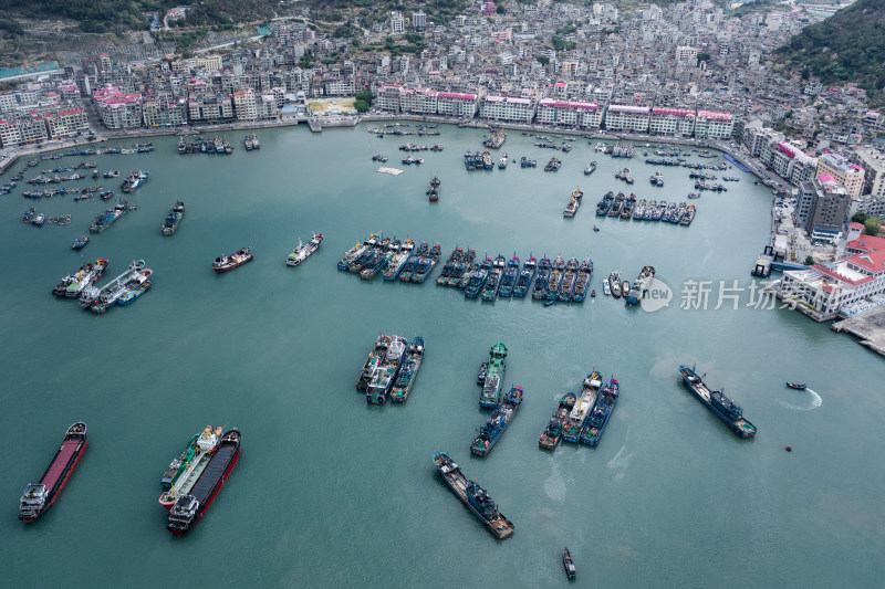 航拍连江县海边的渔船和城镇