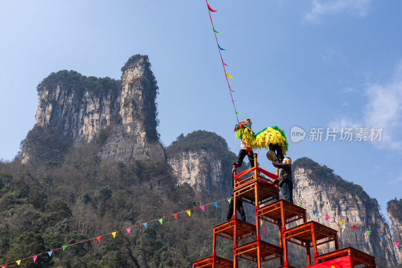 湖南湘西吉首市德夯苗寨春节新年舞狮航拍