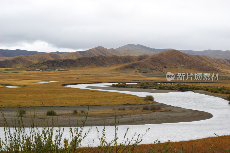 四川阿坝蜿蜒河流与秋色山谷