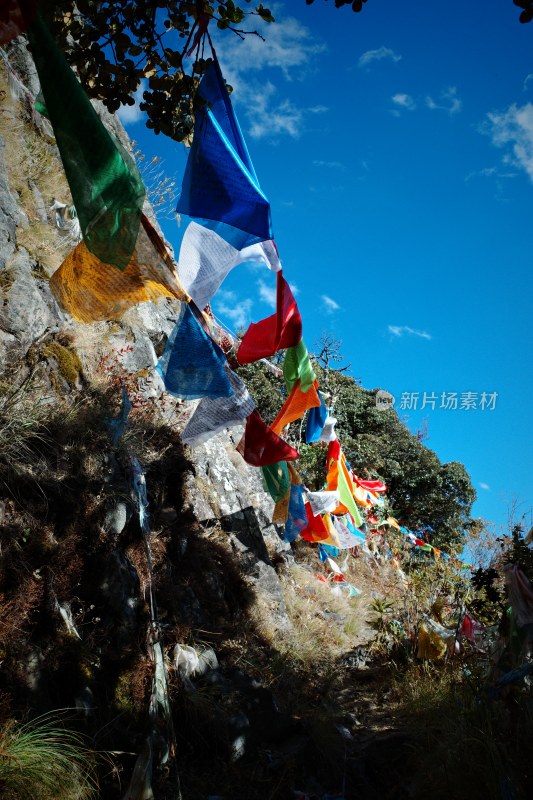 云南大理鸡足山景区山坡上悬挂的彩色经幡