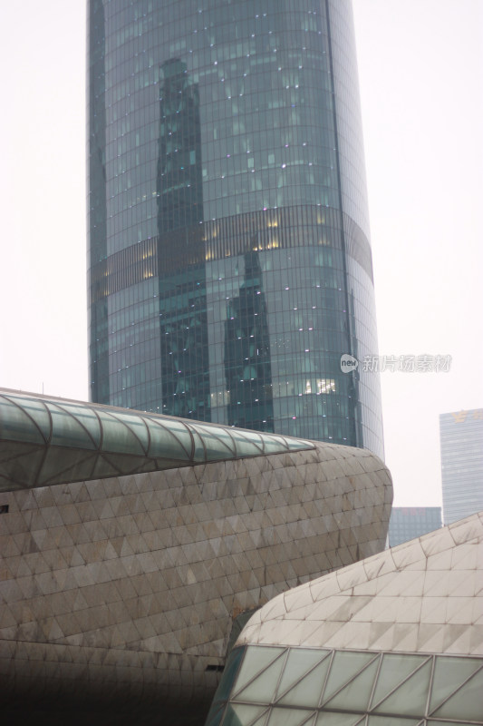 现代高楼与独特建筑外观