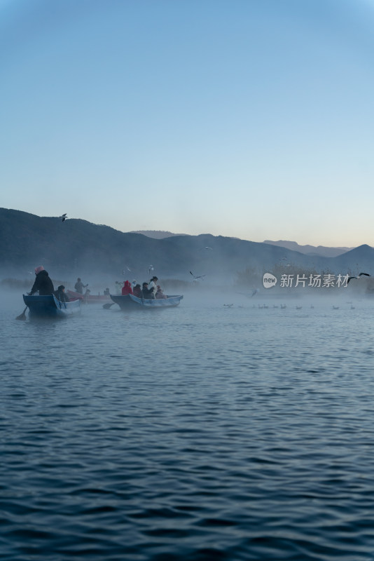 泸沽湖冬天唯美晨雾冬景