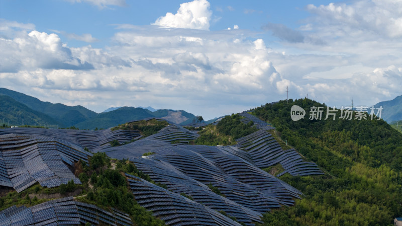 航拍大型的光伏发电基地，高兴科技能源产业