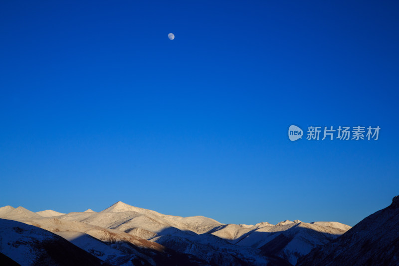 中国西藏冬季雪景米拉山口雪山蓝天