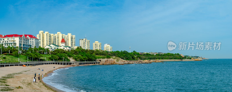 海边城市风景图，蓝天大海旁的城市建筑