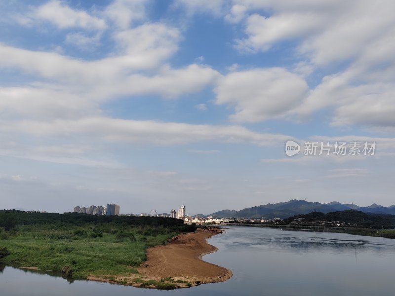 城市边的河流与绿地自然景观