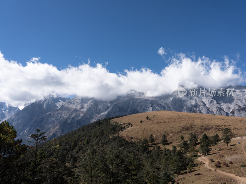 站在玉龙雪山牦牛坪，观赏山川风景