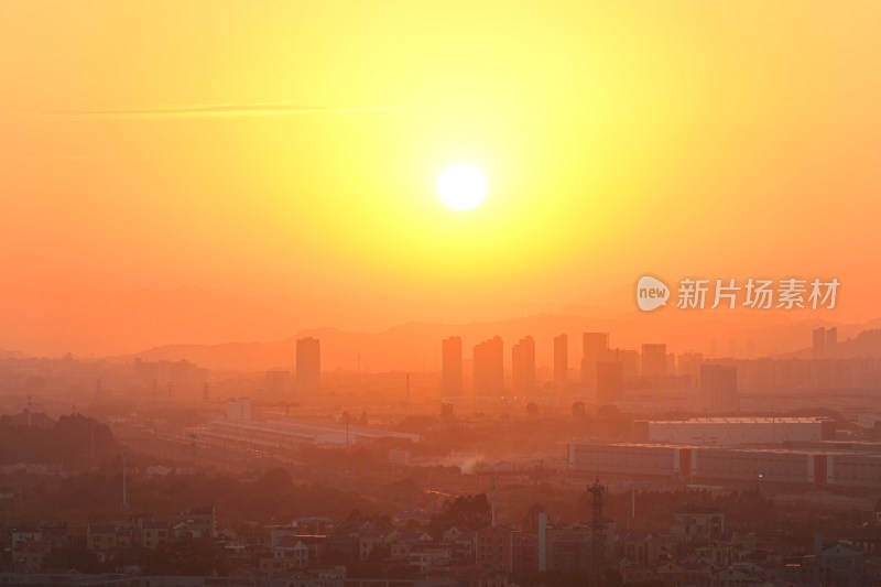 城市日落时分的太阳与建筑景观