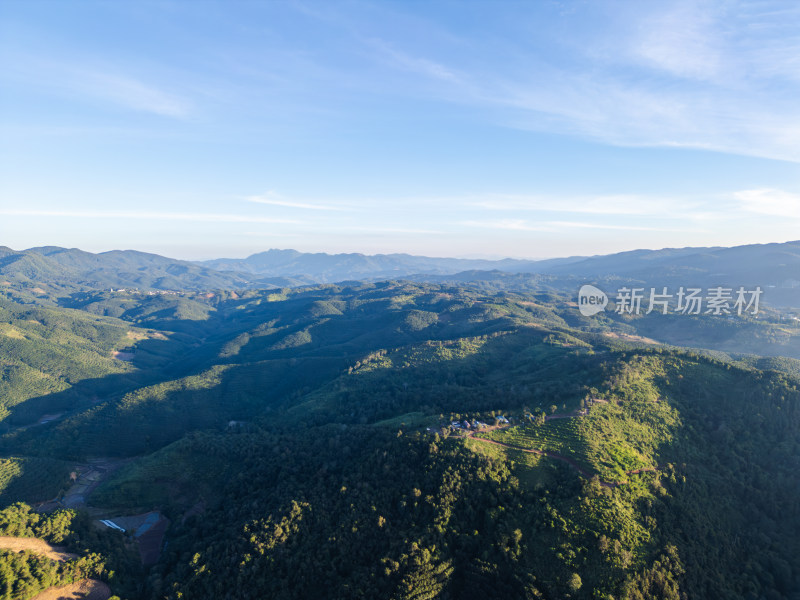 航拍蓝天白云下山峦叠翠的自然风光