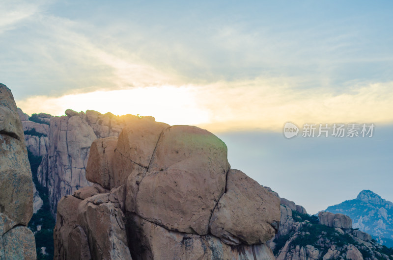 青岛崂山仰口景区的山峰上的巨石