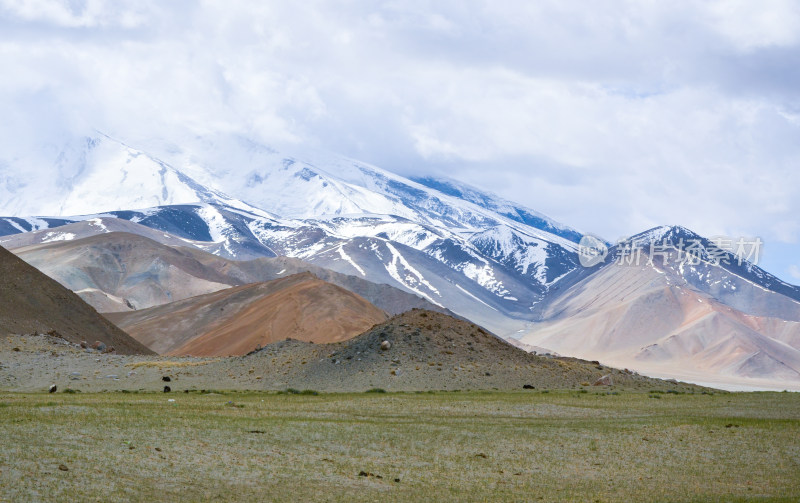 新疆克州喀拉库勒湖慕士塔格峰湖泊草原雪山