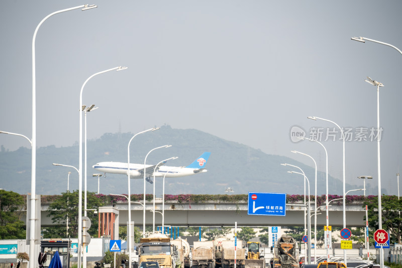 空中飞行的客机特写