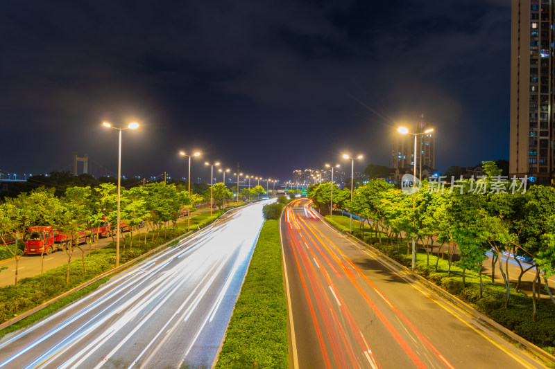 夜晚城市道路车流与建筑景观