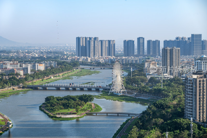 有摩天轮和高楼的城市河流景观