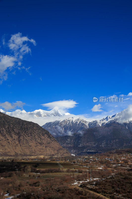 西藏林芝冬季南迦巴瓦峰蓝天白云下的雪山