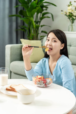 年轻女士周末居家生活